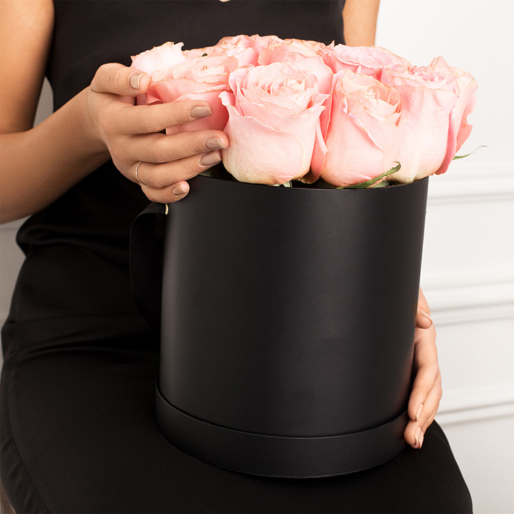 17 розовых роз в черной коробке