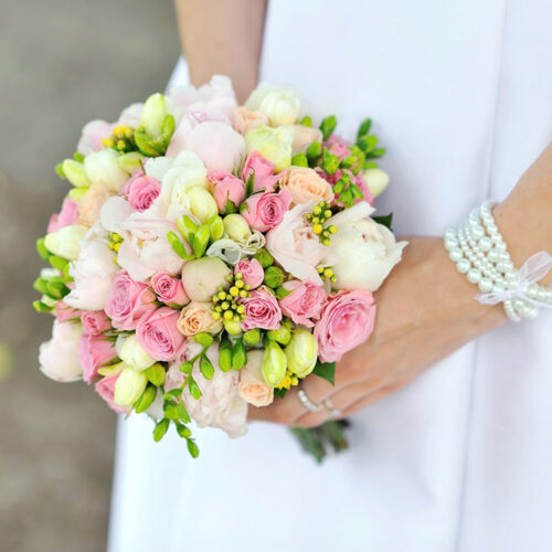 Букет невесты из кустовых роз и фрезии
