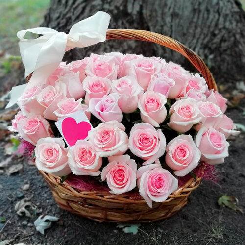 Корзина из 61 нежно-розовой розы