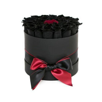 1 красная и черные розы в шляпной коробке