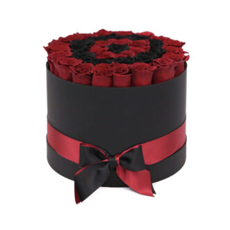 Черные и красные розы в шляпной коробке