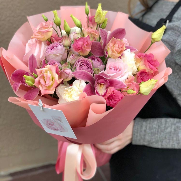Букет из розовых эустом и орхидей
