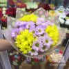 Букет из желтых и фиолетовых хризантем