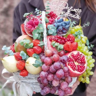 Фрукты и ягоды в корзине
