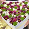 Хризантемы и эустомы в коробке в форме сердца