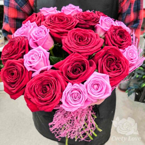 Букет из 21 розовой и красной розы