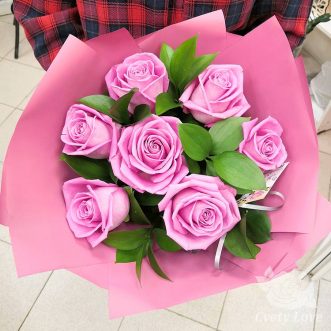 Букет из 7 розовых роз и рускуса