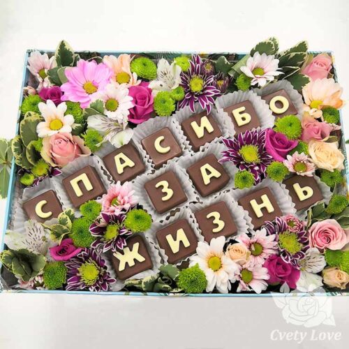 Кустовые хризантемы, розы и шоколад в коробке