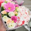 Raffaello и цветы в коробке в виде сердца