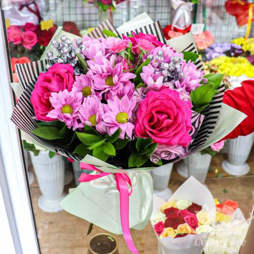 Букет из 3 розовых роз и кустовых хризантем