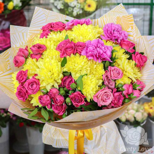 Букет из розовых роз, гвоздик и желтых хризантем