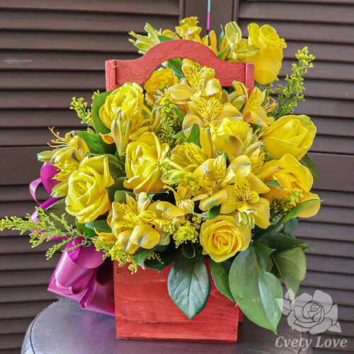 Желтые розы и альстромерии в ящике