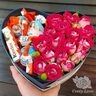 Kinder и кустовые розы в коробке в виде сердца