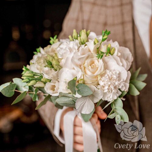 Букет невесты из гортензии, лизиантусов и роз
