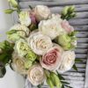 Букет невесты из роз и лизиантусов