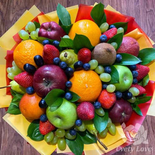Букет из фруктов, ягод и рускуса