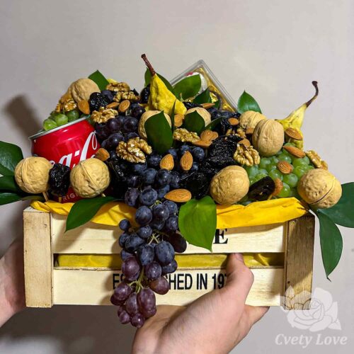 Виноград, орехи и конфеты в ящике