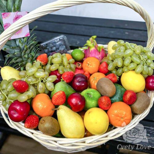 Экзотические фрукты, голубика и клубника в корзине